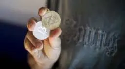 Криптовалюту предложено приравнять к доллару