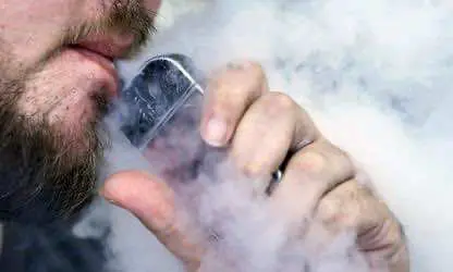 Американская медицинская ассоциация призвала к немедленному запрету электронных сигарет и вейпов.