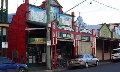 Родина конопляной Олимпиады, существующая вопреки австралийским законам о криминализации