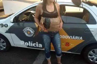 В Бразилии женщина пыталась провезти три кг кокаина, притворившись беременной