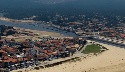 Почти две тонны кокаина выбросило на пляж французского курорта