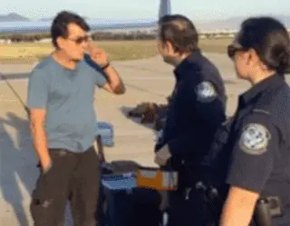 Частный самолёт Чарли Шина посадили и обыскали на предмет наличия наркотиков