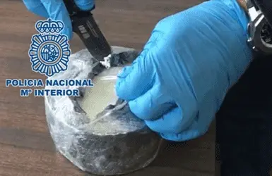 В Испании задержали мужчину с головкой сыра, нашпигованной кокаином