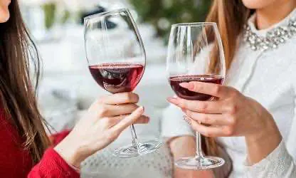 Политики Квебека желают повысить возрастное ограничение на покупку конопли и спиртного