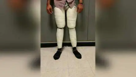 В аэропорту Кеннеди в Нью-Йорке задержали мужчину в "штанах" из кокаина